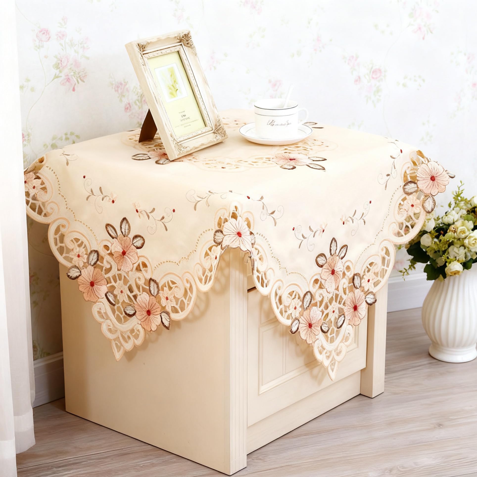 Amazon｜LeLehome 33インチ 正方形 ベージュ 花 刺繍テーブルクロス